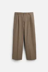 Pantalón de vestir marrón con estampado de cuadros, corte recto, tiro alto y pliegues en la cintura.