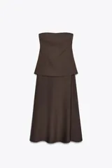 Vestido midi marrón confeccionado en hilatura 24% de lino. Escote recto y hombros descubiertos. Cierre en espalda con cremallera oculta en costura.