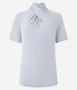 Blusa color gris claro con detalle drapeado en el cuello y mangas cortas.