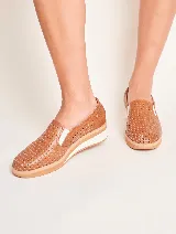 Panchita de cuero color beige con diseño calado, suela blanca y elástico en los laterales.