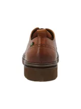 Zapato acordonado color marrón de cuero graneado, con suela de goma liviana y punta redonda.