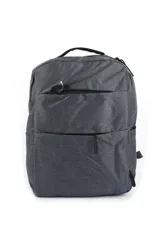 Mochila urbana gris con dos compartimentos frontales con cierre, asa superior y correas acolchadas ajustables.