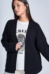 Cárdigan negro de tejido de punto trenzado, sin botones y corte holgado.