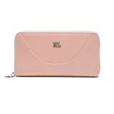Billetera tipo fichero de material sintético color nude, con cierre perimetral metálico plateado y logo XL metálico al frente.