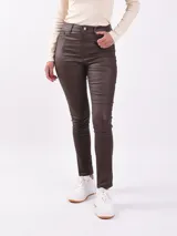 Pantalón de cuero color café, de corte ajustado y diseño clásico.