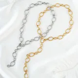 Collar largo de eslabones ovalados, con doble cadena, una dorada y otra plateada.