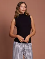 Musculosa negra de modal con cuello alto y corte ajustado.