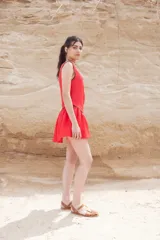 Vestido corto negro con detalles en color camel, sin mangas y falda con volados.