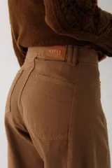 Pantalón jean color borgoña, de corte wide leg y tiro alto.