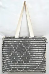 Bolso tote tejido a mano con diseño a rayas horizontales en tonos gris y blanco. Asas de hombro color crudo.
