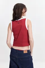 Musculosa acanalada color beige con borde contrastante amarillo flúor, de corte ajustado.