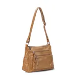 Bandolera color marrón claro, con dos bolsillos frontales paralelos con cierre, apertura superior con doble cierre y divisiones independientes, bolsillos internos y bolsillo trasero con cierre. Incluye correa larga regulable.