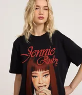 Remera negra de algodón con cuello redondo y mangas cortas. Estampa frontal con la imagen de Jennie Ruby y lettering en rojo.