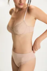 Bombacha vedetina color piel con detalle de encaje en la cintura.