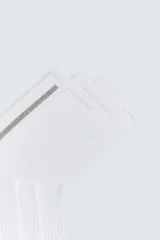 Pack de tres pares de calcetines blancos de media caña, tejidos en mezcla de algodón con rib elástico y una banda gris vertical en uno de los calcetines.