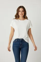 Remera blanca de algodón, manga corta con dobladillo y cuello redondo.