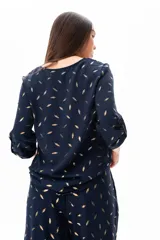 Blusa azul con estampado de hojas doradas, de mangas 3/4 y corte holgado.