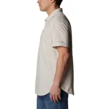Camisa de manga corta azul marino, con cuello clásico, cierre frontal con botones, dos bolsillos en el pecho con cierre de botón y ventilación en la espalda.