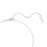 Collar con cadena plateada y dije con perla blanca colgante debajo de un cristal con forma de flor.