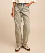 Pantalón recto de jeans con efecto sobretinto, trabillas en la cintura, cierre con botón y cremallera, bolsillos delanteros y traseros.