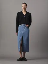 Falda larga de jean celeste con abertura frontal.