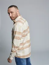 Sobrecamisa beige y marrón a cuadros con dos bolsillos frontales con solapa y cierre abotonado.