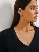 Remera gris de corte clásico, con cuello en V y mangas cortas.