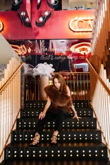 Bailarinas de terciopelo negro con ribete dorado y cordón negro. Interior de piel y suela de cuero. Cuentan con una cuña interna de 1,5 cm. Modelo exclusivo diseñado y fabricado en España.