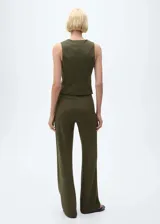Pantalón de punto verde militar, de tiro medio, corte recto y diseño largo.