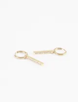 Aros de acero quirúrgico hipoalergénico, con un dije de strass que aporta brillo.
