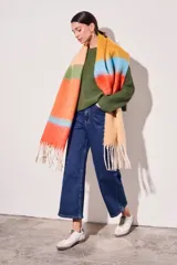 Pañuelo de acrílico con diseño a rayas en tonos naranja, azul y beige.