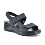 Sandalias negras con plataforma baja, tiras con aberturas y ajuste con velcro.
