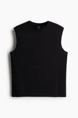 Musculosa negra de punto liviano con cuello y sisas acanaladas, corte estándar y bajo recto. Confeccionada con tejido funcional Coolmax®, una fibra de poliéster de secado rápido que elimina la humedad y regula la temperatura corporal.