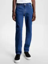 Jeans de corte regular con pierna recta, confeccionados en tejido denim elástico, con cierre de cremallera y detalles de Tommy Jeans.