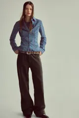 Camisa entallada de cuello solapa y manga larga con estampado de cuadros azules y negros.