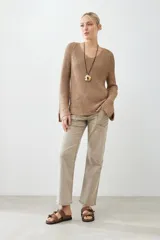 Sweater tostado de tejido de punto con escote en V y mangas largas acampanadas.