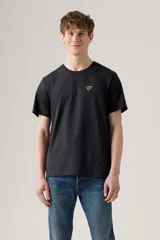 Remera negra de algodón con cuello redondo y estampado pequeño de triángulos de colores en el pecho.