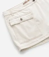Short pollera de sarga color beige, con parte delantera cruzada, bolsillo con solapa delantero, bolsillos traseros y cintura con ajuste elástico interior.