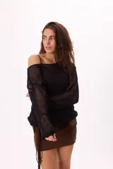 Set compuesto por un minivestido marrón con cinturón y un sweater tejido tipo red color negro de mangas largas.