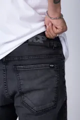 Bermuda de jean gris oscuro, corte recto y largo hasta la rodilla.