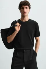 Camiseta marrón de punto, corte regular, cuello redondo y manga corta con terminaciones en rib.