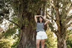 Blusa a rayas horizontales en tonos gris y blanco, con cuello y sisas en azul marino.