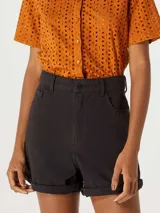 Short de jean color blanco, de tiro alto, con bolsillos delanteros y traseros.