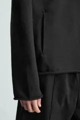 Sudadera con capucha negra, de corte oversize, confeccionada en tejido de algodón con interior en rizo. Cuenta con manga larga, bolsillos frontales tipo canguro, efecto lavado y acabados irregulares con vuelta.
