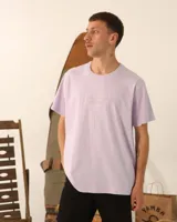 Remera celeste claro de algodón con cuello redondo y mangas cortas. Estampado frontal con la frase "Salt Water Therapy".