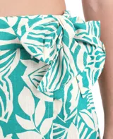 Falda midi de tiro alto con estampado floral en tonos turquesa y blanco, con lazo lateral.