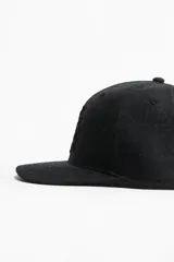 Gorra negra con logo bordado en el frente, de visera plana y cierre ajustable en la parte posterior.