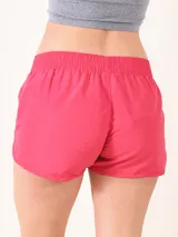 Short deportivo celeste con cintura elástica.