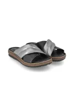 Sandalia baja con tiras cruzadas de cuero metalizado color plateado y cuero negro.