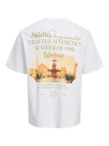 Camiseta blanca de algodón con estampa fotográfica en la espalda con texto "Studio Originals Crafted Aesthetics Summer of 1990 Edition Designed in Copenhagen Established in Nineteen Ninety".